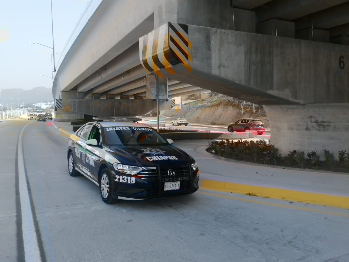 Despliega SSP dispositivo vial en el puente a desnivel del Libramiento Sur en Tuxtla