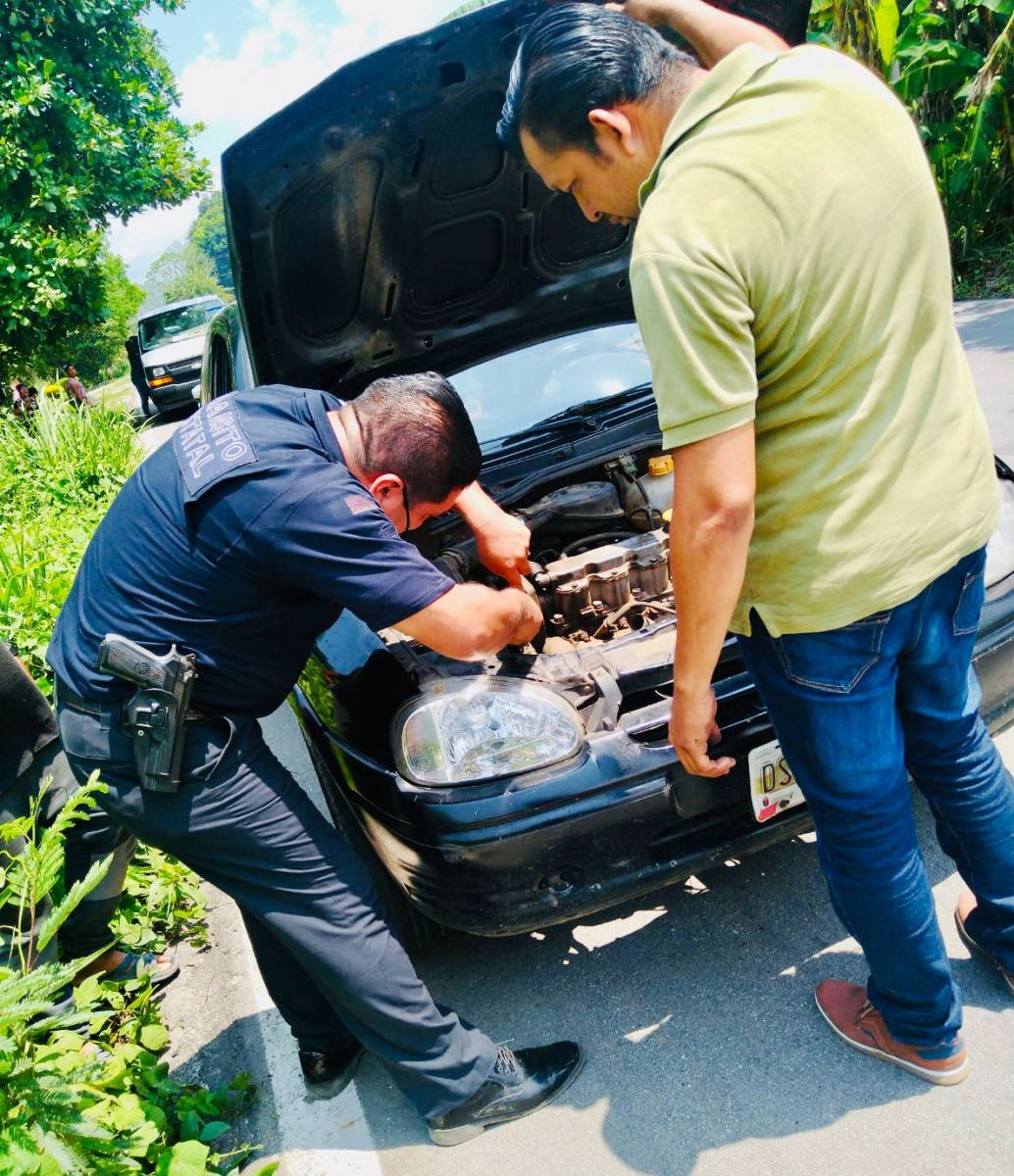 Brinda SSP auxilio vial a conductor en tramo carretero Ixtacomitán-Pichucalco