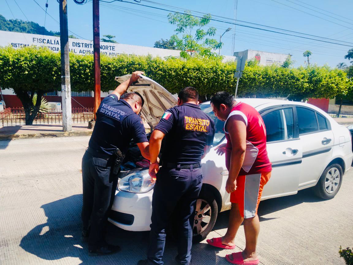 Brinda SSP auxilio vial a vehículo varado en Pichucalco