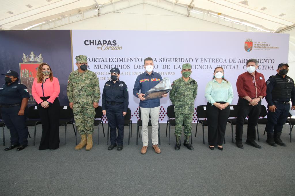 Entrega Rutilio Escandón reconocimientos, certificados, uniformes y armamento a policías