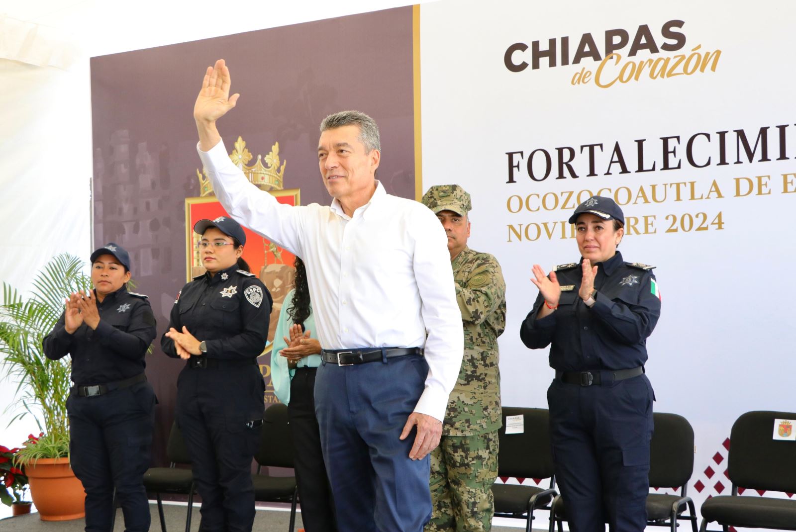 Rutilio Escandón entrega uniformes, equipo, reconocimientos y certificados a policías 