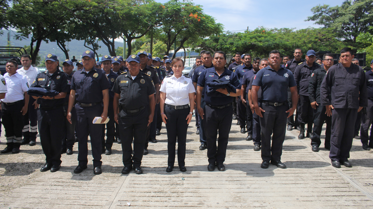 Zepeda Soto supervisa dotación de uniformes a policías que participarán en desfile