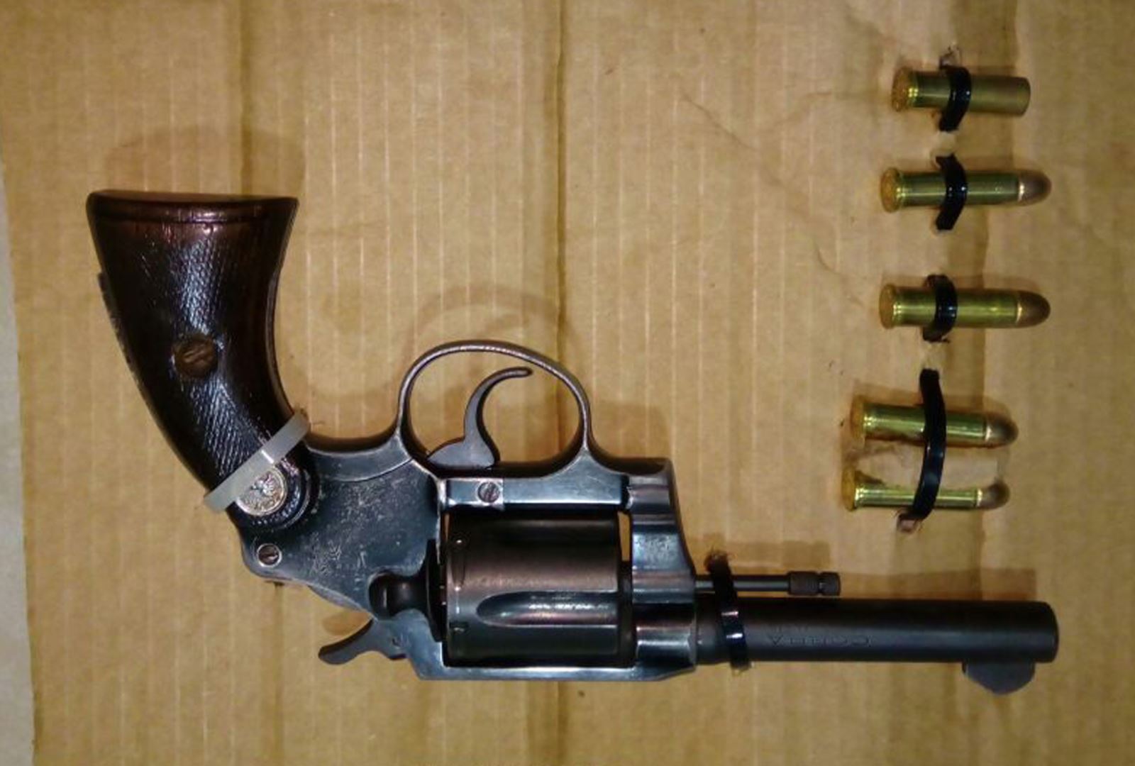 Elementos de la SSP sorprenden a una persona con un arma de fuego