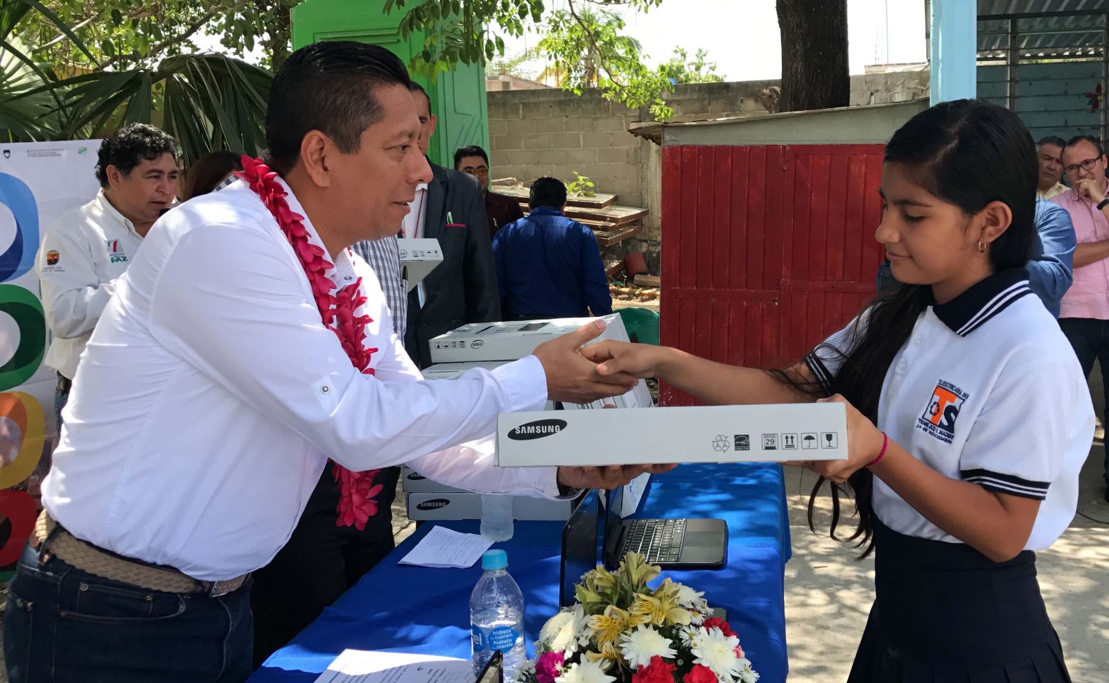 Titular de SSP entrega computadoras a estudiantes de Emiliano Zapata