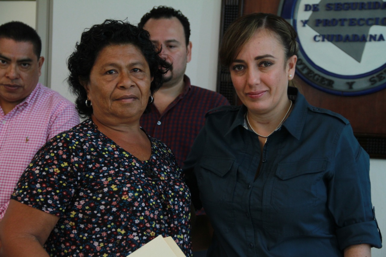 Titular de la SSP entrega cheques de seguros de vida a familiares de policías fallecidos