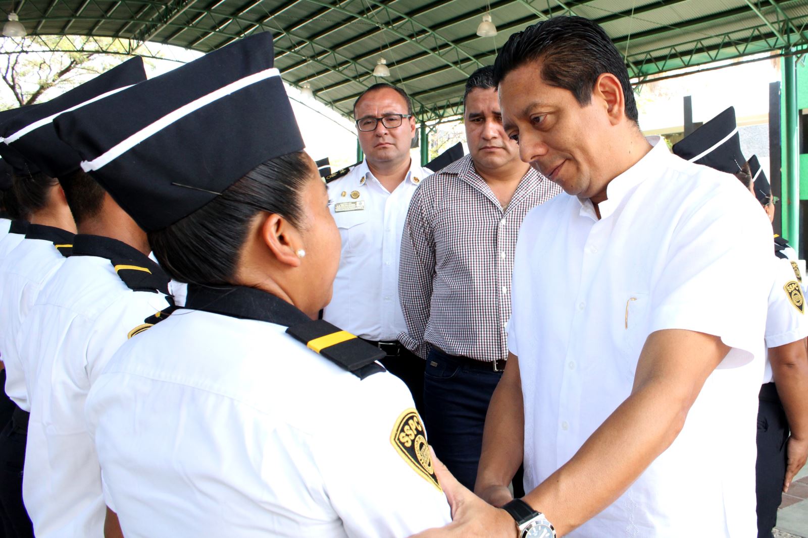 Llaven Abarca reconoce a mujeres policías