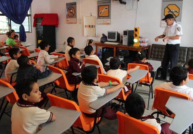 Más escuelas siguen visitando instalaciones de la SSP