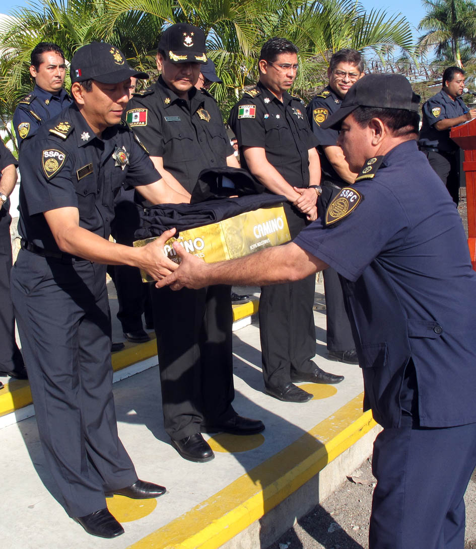 Secretario de Seguridad entrega uniformes y evalúa desempeño de corporación de Tránsito