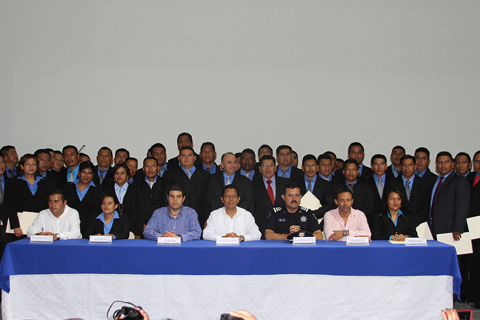 Secretario de Seguridad entrega títulos en licenciatura de Seguridad Pública a 75 policías