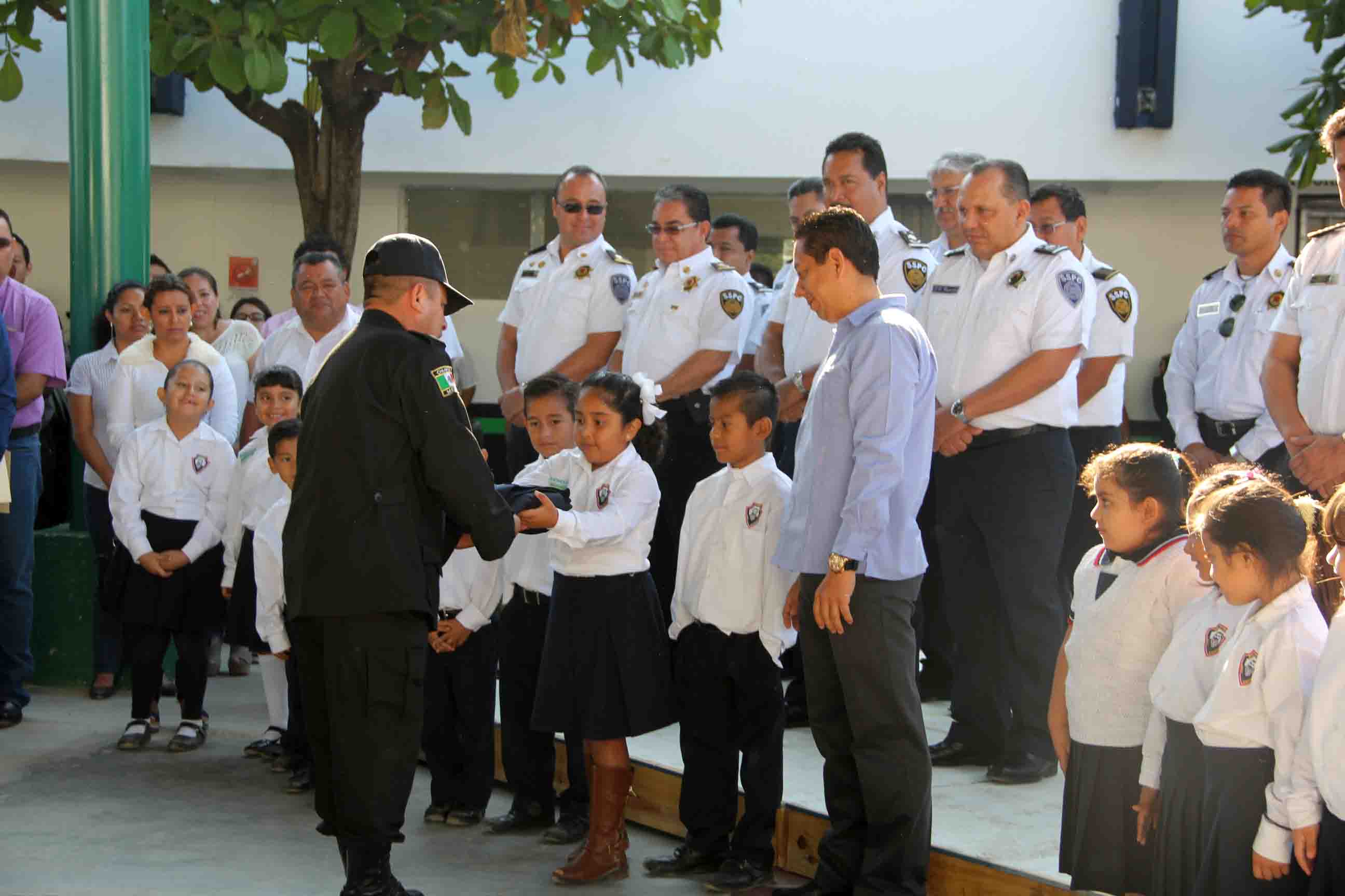 Alumnos de primaria entregan uniformes a policías de la SSP