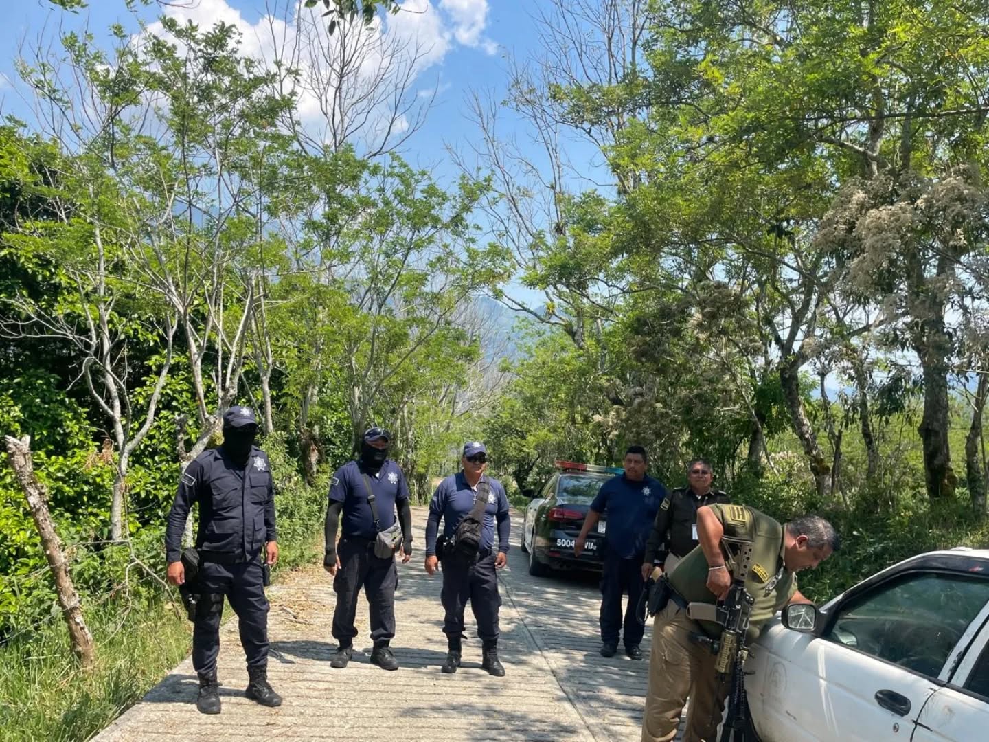 Policías Vial Preventiva y de Turismo de la SSP aseguran dos vehículos abandonados con reporte de robo en Ixhuatán.