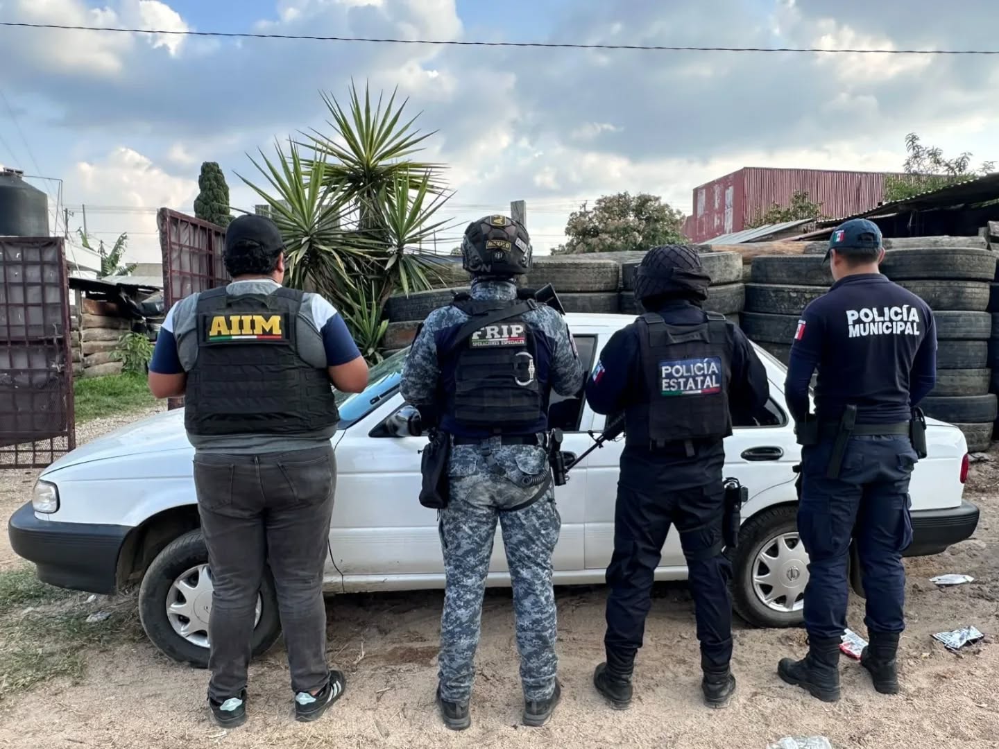 En operativo de seguridad aseguran vehículos abandonados y presuntos narcóticos en Pueblo Nuevo Solistahuacán.