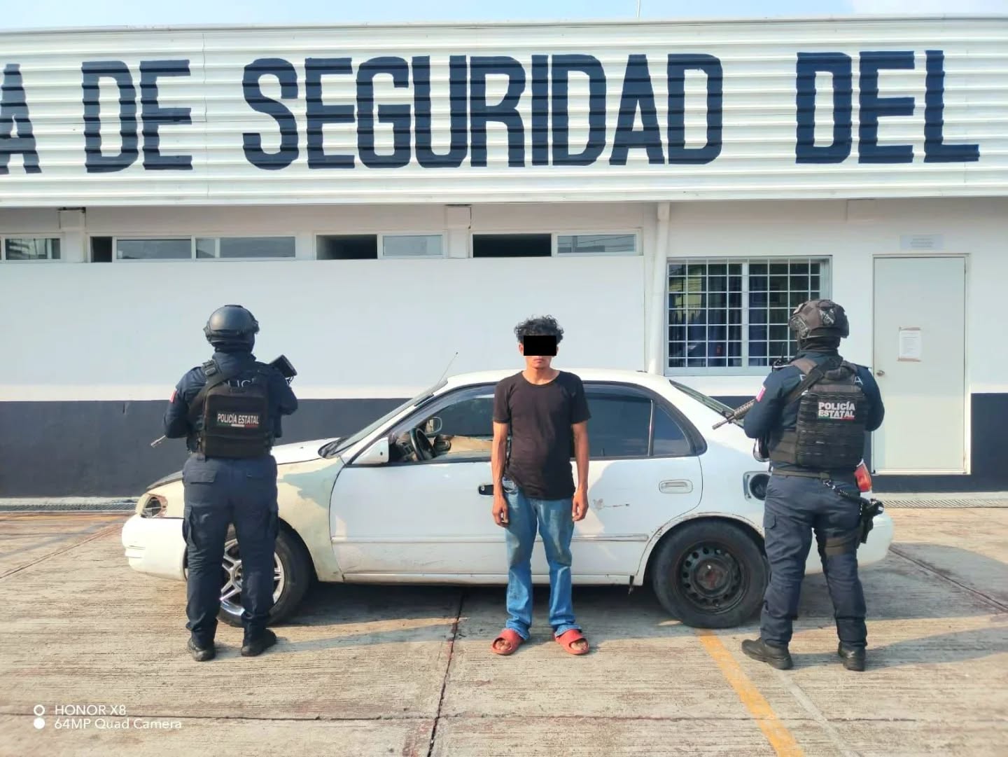 Policías Estatales detienen a masculino con vehículo con reporte de robo en Tapachula.