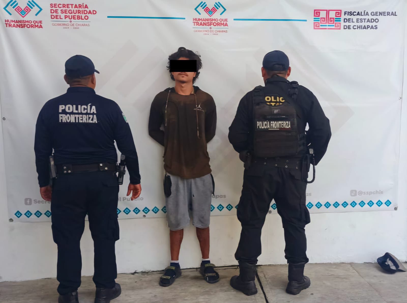Policías Estatales detienen a masculino que deambulaba con machete en mano en Tapachula.