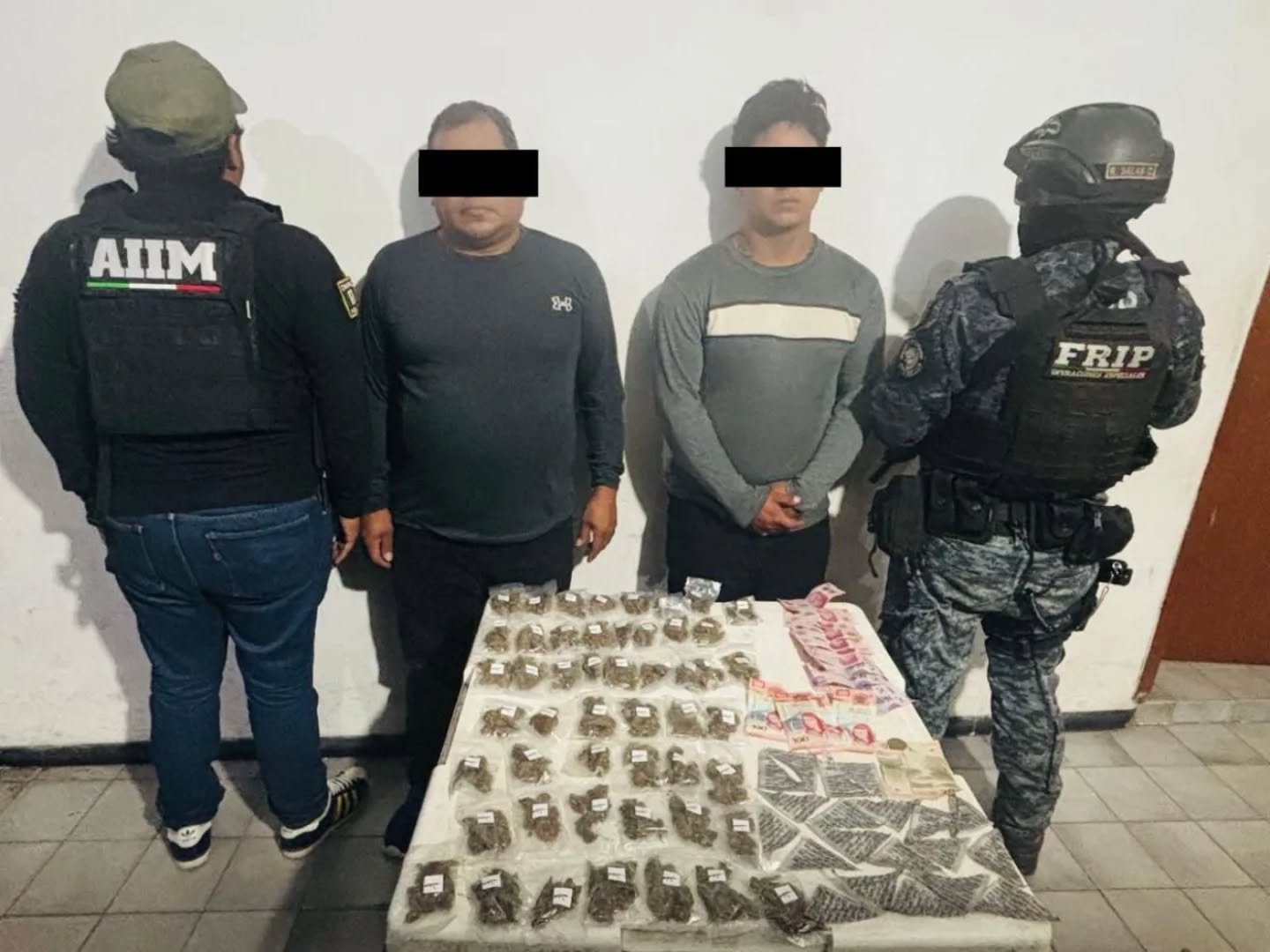 SSP y FGE detienen a dos presuntos narcomenudistas en Ocozocoautla de Espinosa.