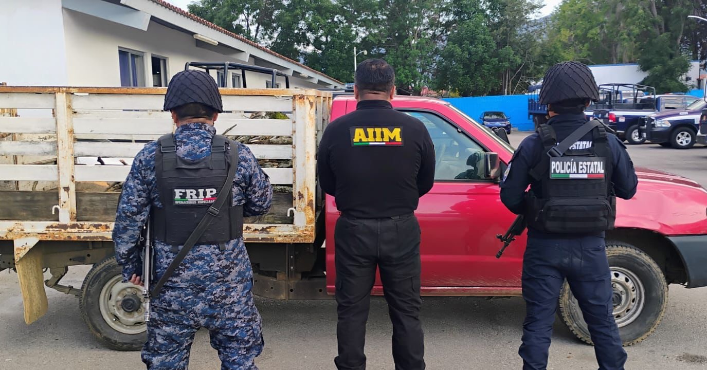 SSP y FGE aseguran vehículo abandonado con reporte de robo en San Cristóbal de Las Casas.
