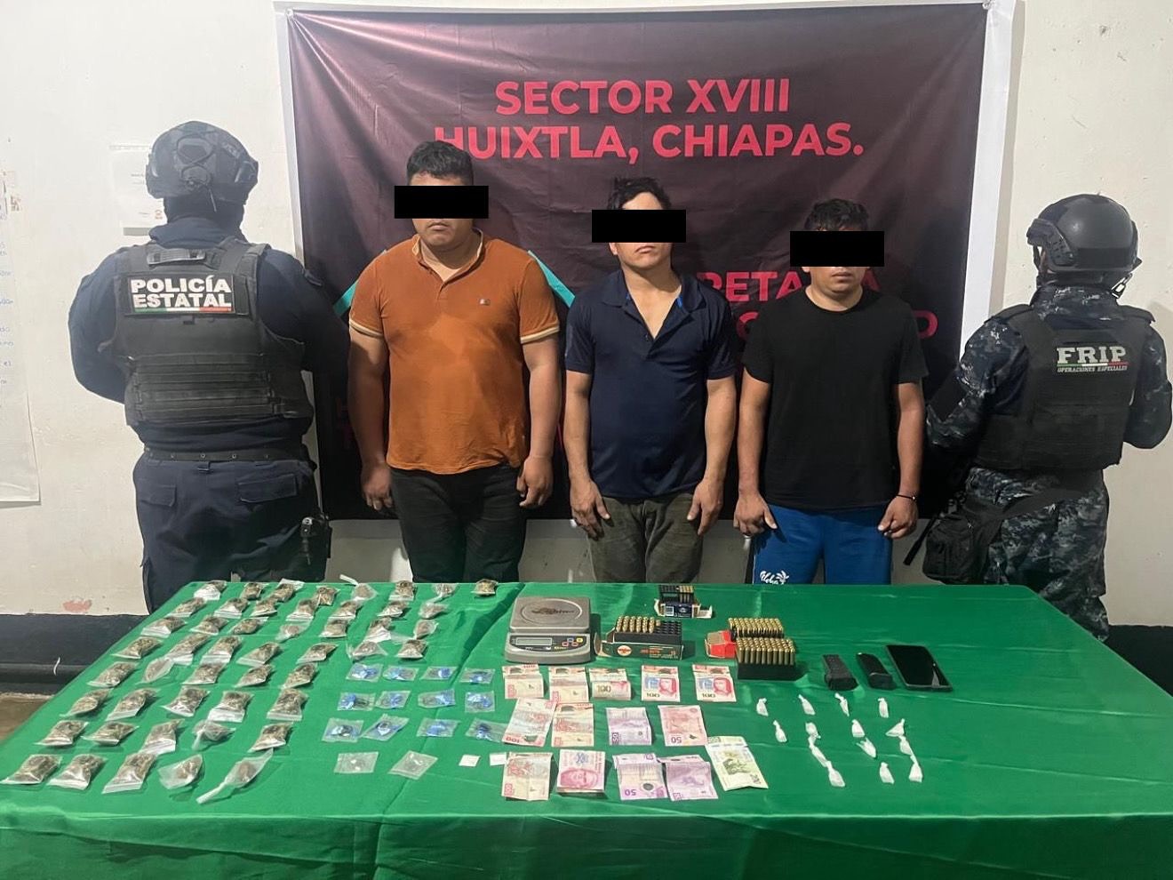En operativo de seguridad detienen a tres personas con presunta droga y cartuchos útiles en Huixtla.