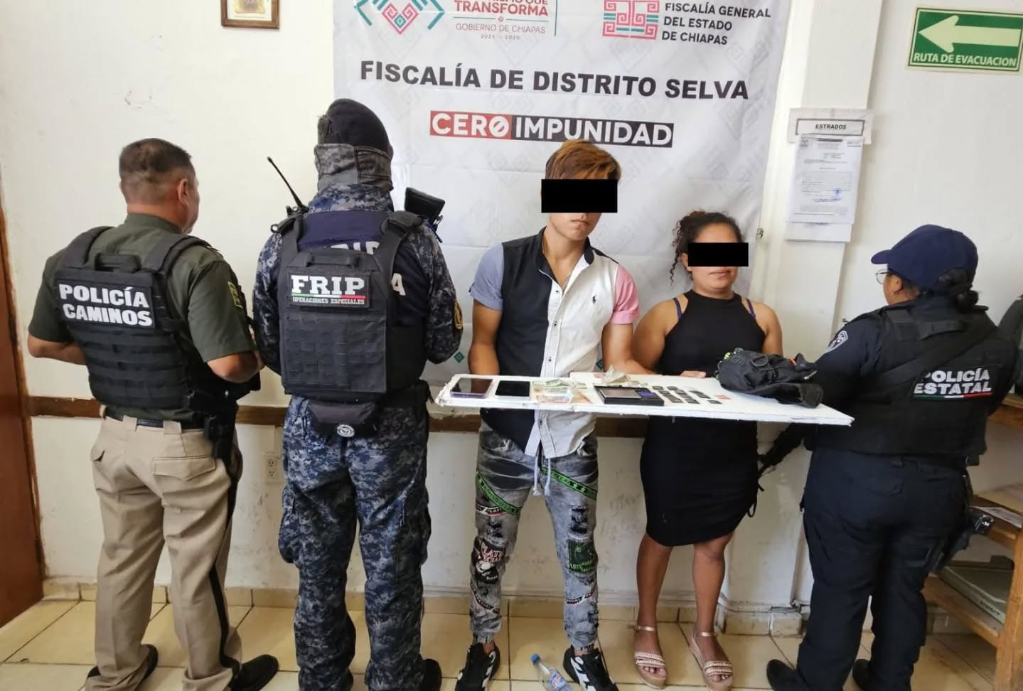 Policías Estatales detienen a dos personas con presuntos narcóticos en Palenque.