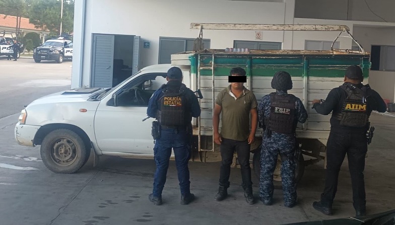 SSP y FGE detienen a una persona con vehículo con reporte de robo en Pantelhó.