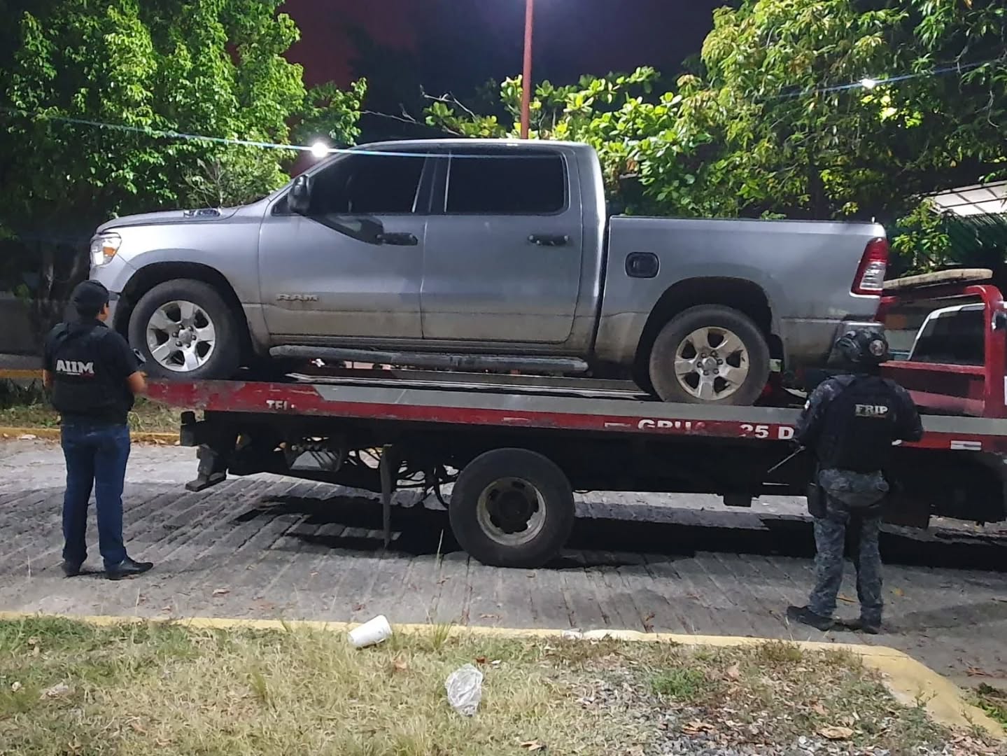 SSP y FGE aseguran dos vehículos en presunto estado de abandono en Ostuacán.