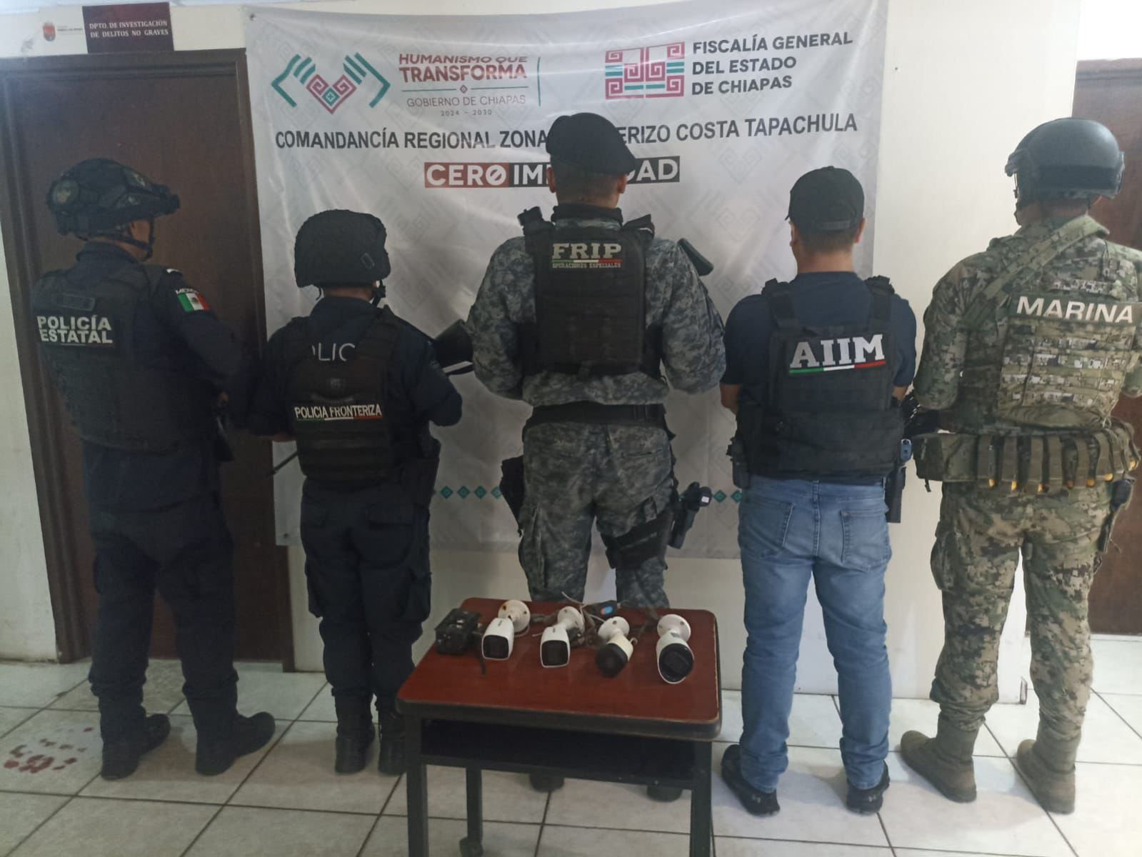 En operativo interinstitucional desinstalan cámaras de videovigilancia clandestina en Tapachula.