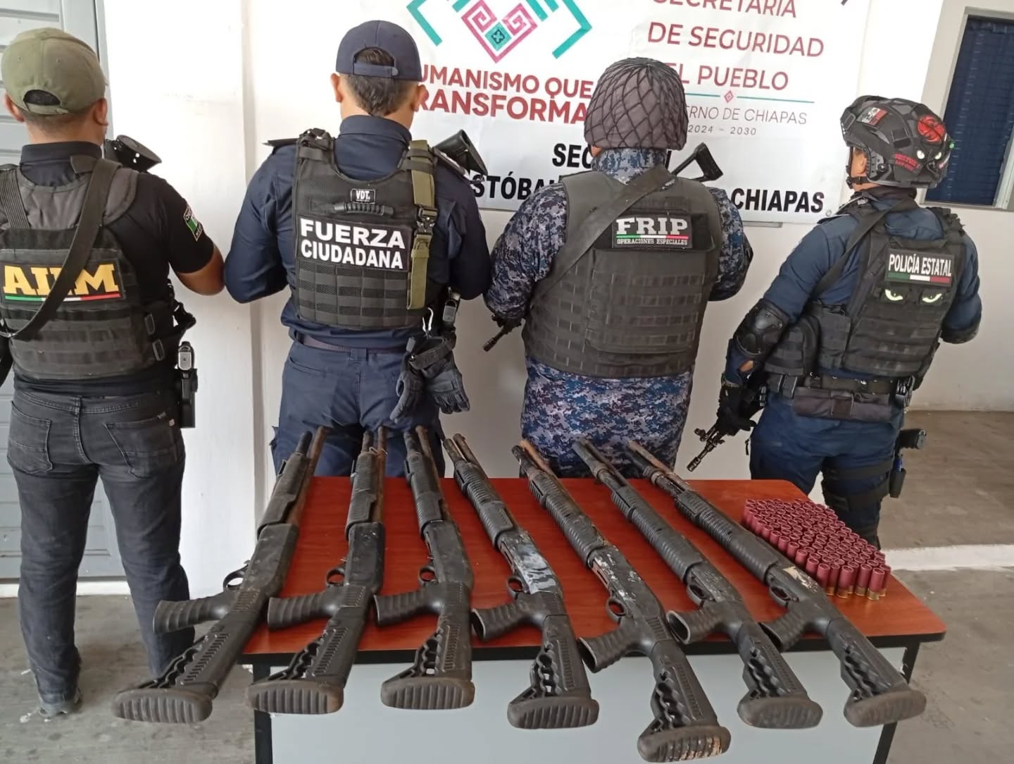 SSP y FGE aseguran armas largas en vehículo en presunto estado de abandono en San Cristóbal de Las Casas.