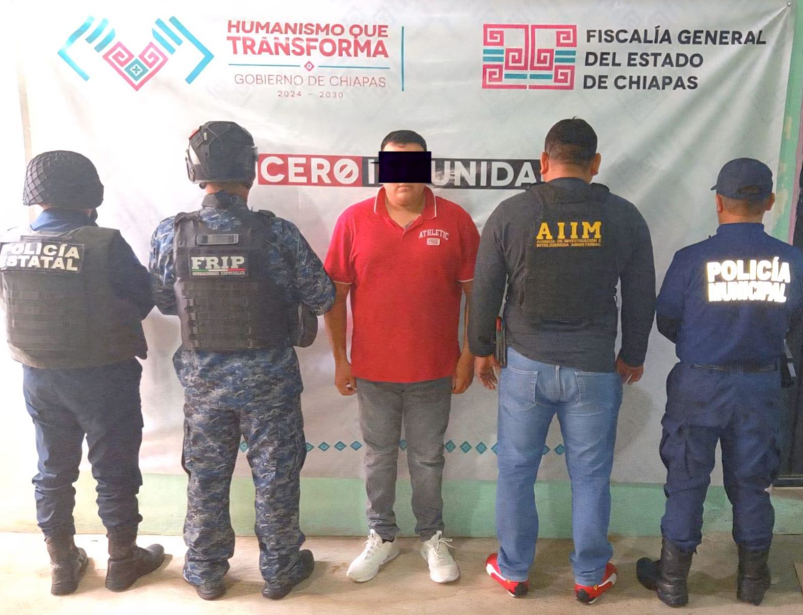 En operativo de seguridad detienen a masculino por el probable delito de robo con violencia.