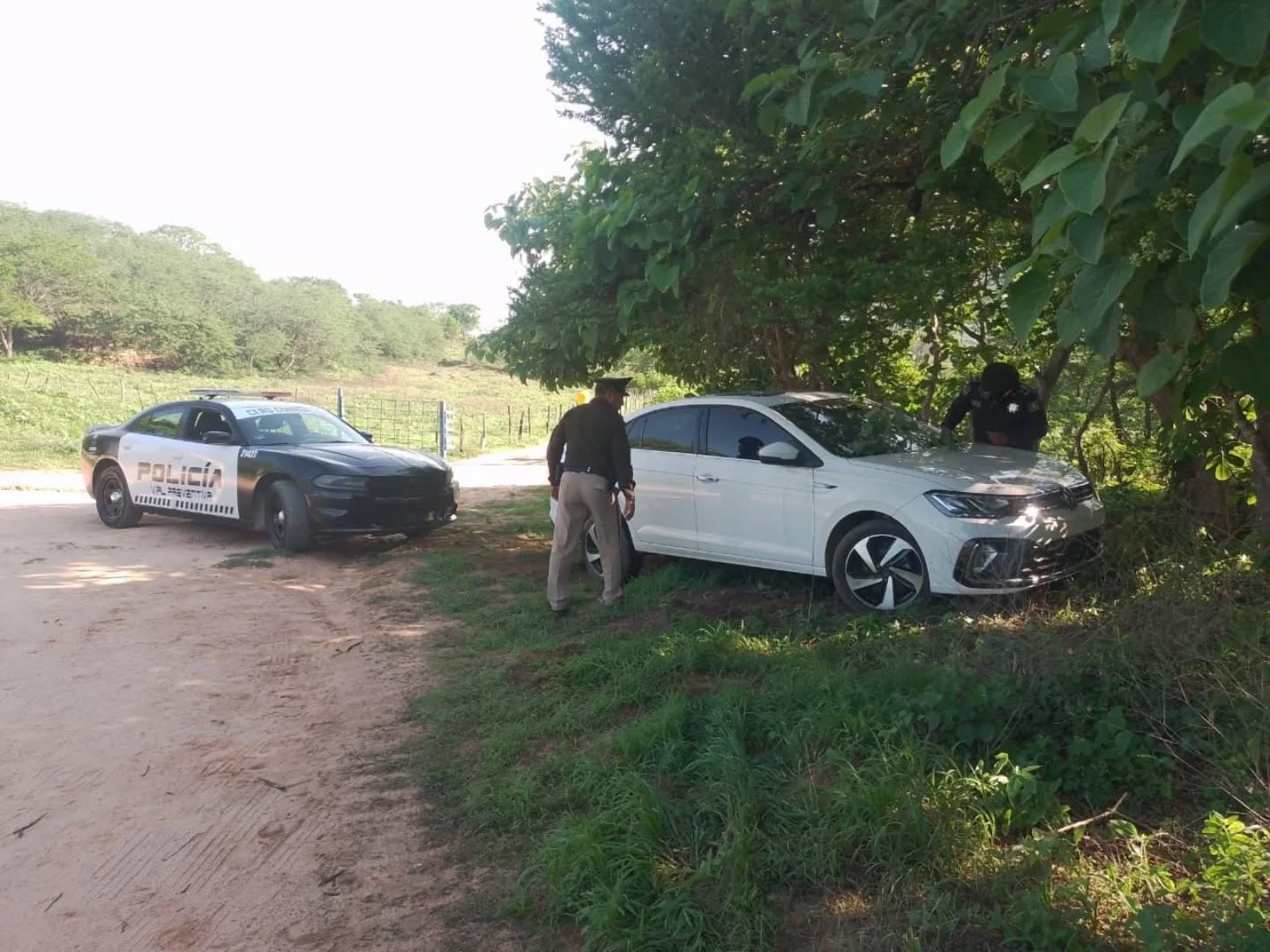 En operativo de seguridad aseguran vehículo en estado de abandono con reporte de robo en Cintalapa de Figueroa.