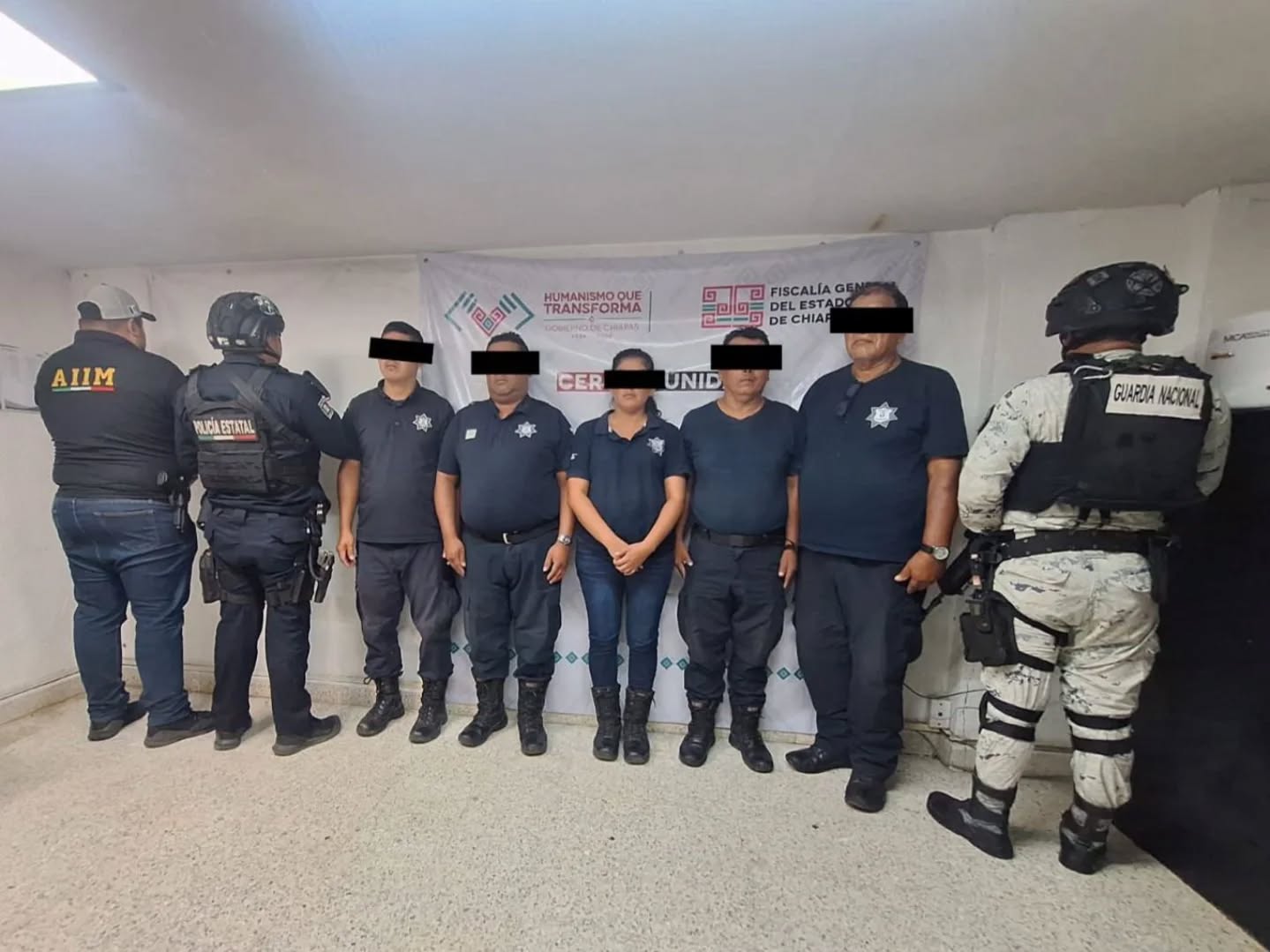 En operativo interinstitucional detienen a policías municipales por probables delitos de homicidio.