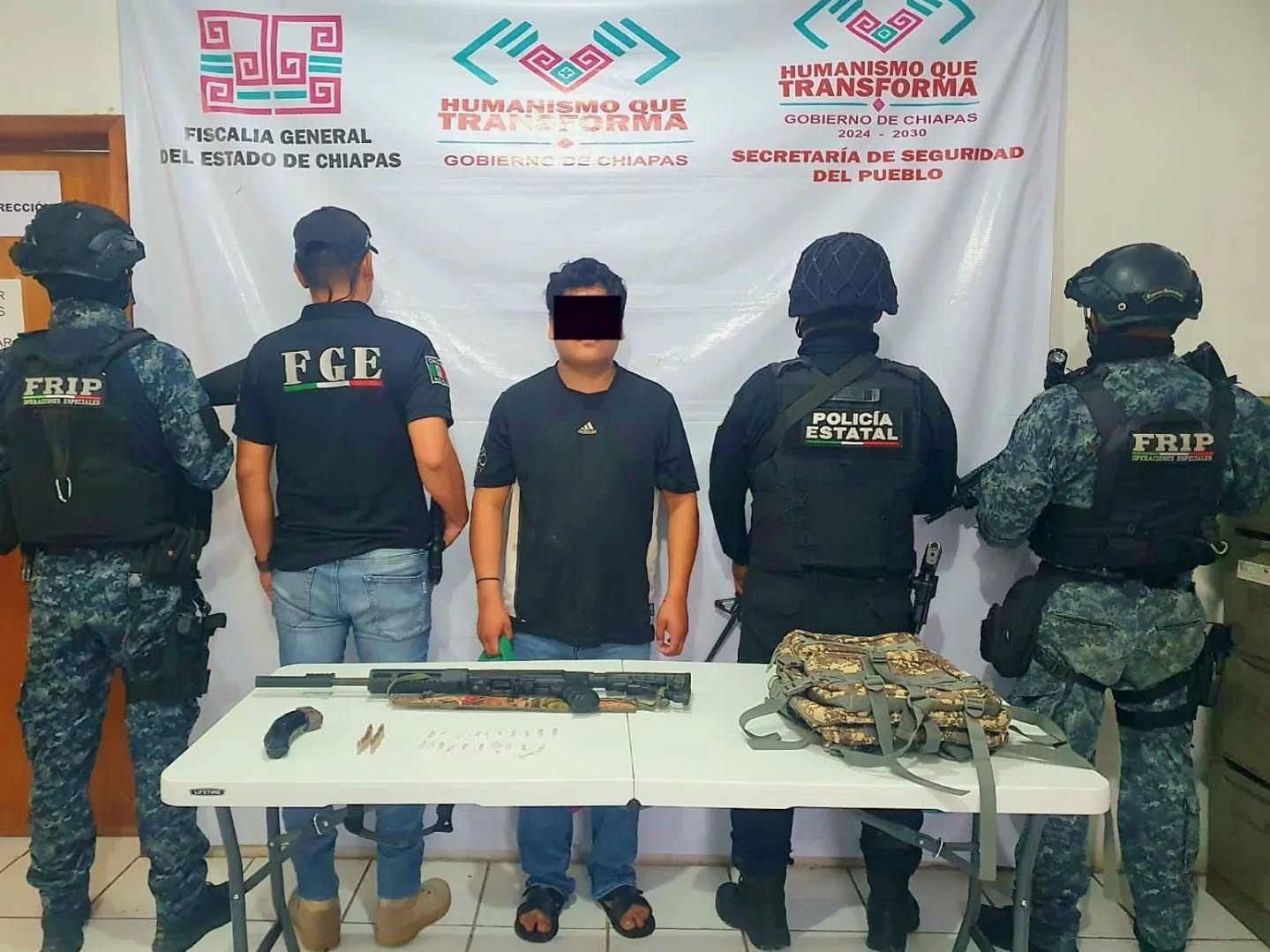 SSP y FGE detienen a masculino en posesión de presuntos narcóticos y arma de fuego en Frontera Comalapa.