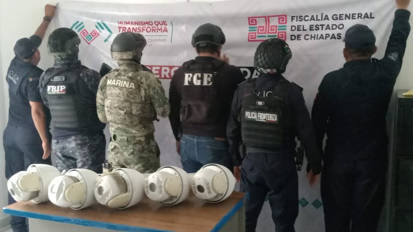 En operativo interinstitucional desinstalan y aseguran cámaras de videovigilancia en Suchiate.