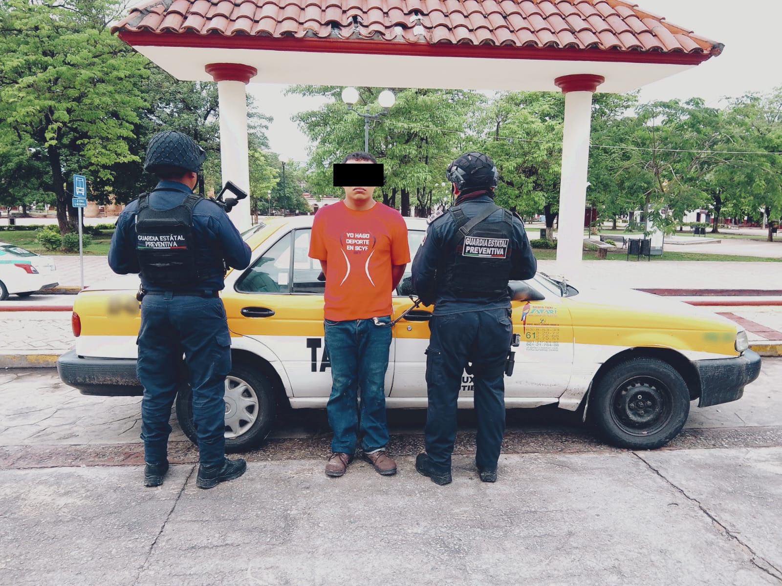En operativo de seguridad detienen a masculino por el probable delito de robo ejecutado con violencia agravada.