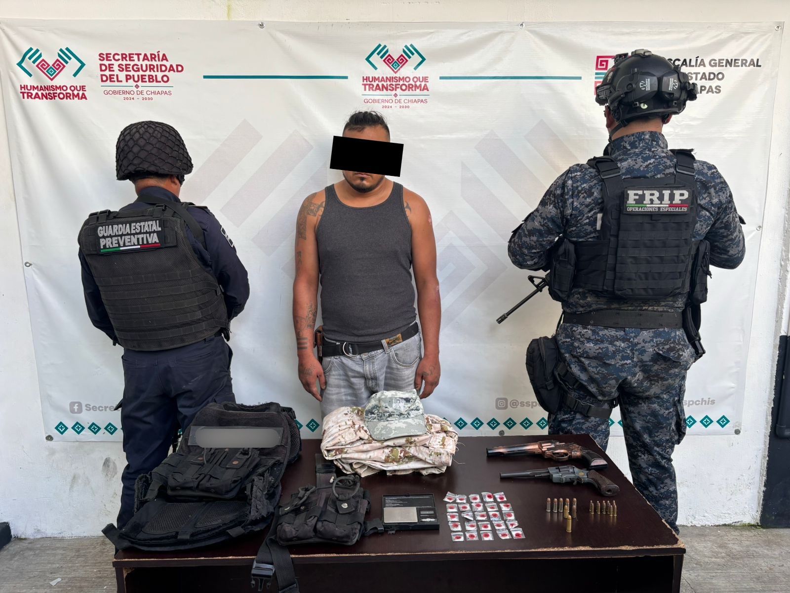 En operativo de seguridad detienen a una persona con presunta droga y armas de fuego en Huixtla