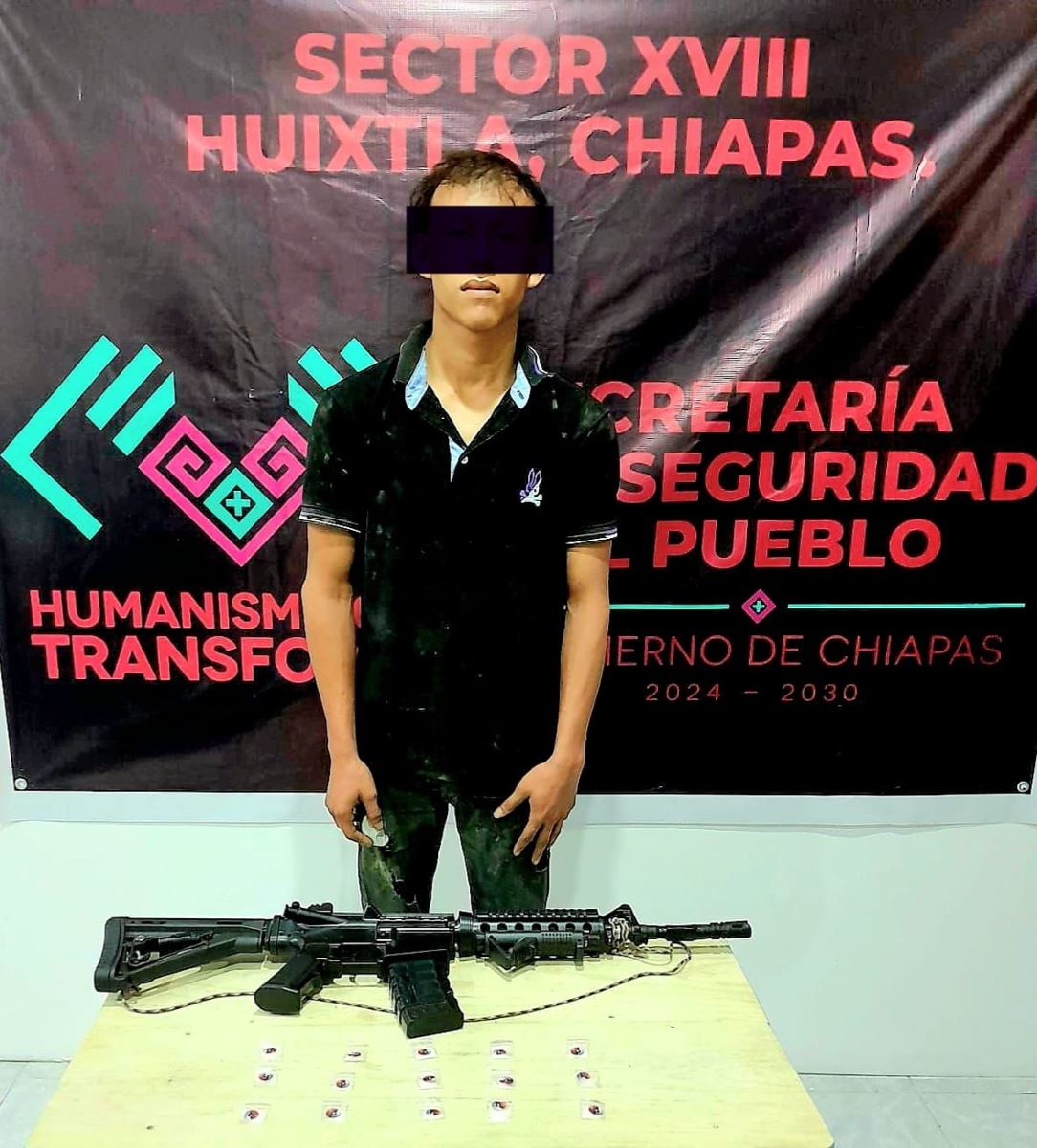 En operativo de seguridad detienen a un masculino con presunta droga y una réplica de arma larga en Huixtla.
