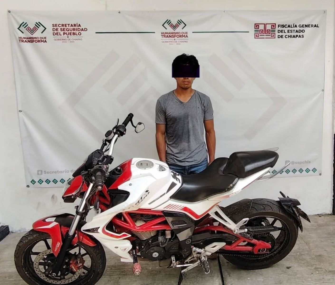 En operativo de seguridad en Tuxtla Chico detienen a masculino con motocicleta con reporte de robo.