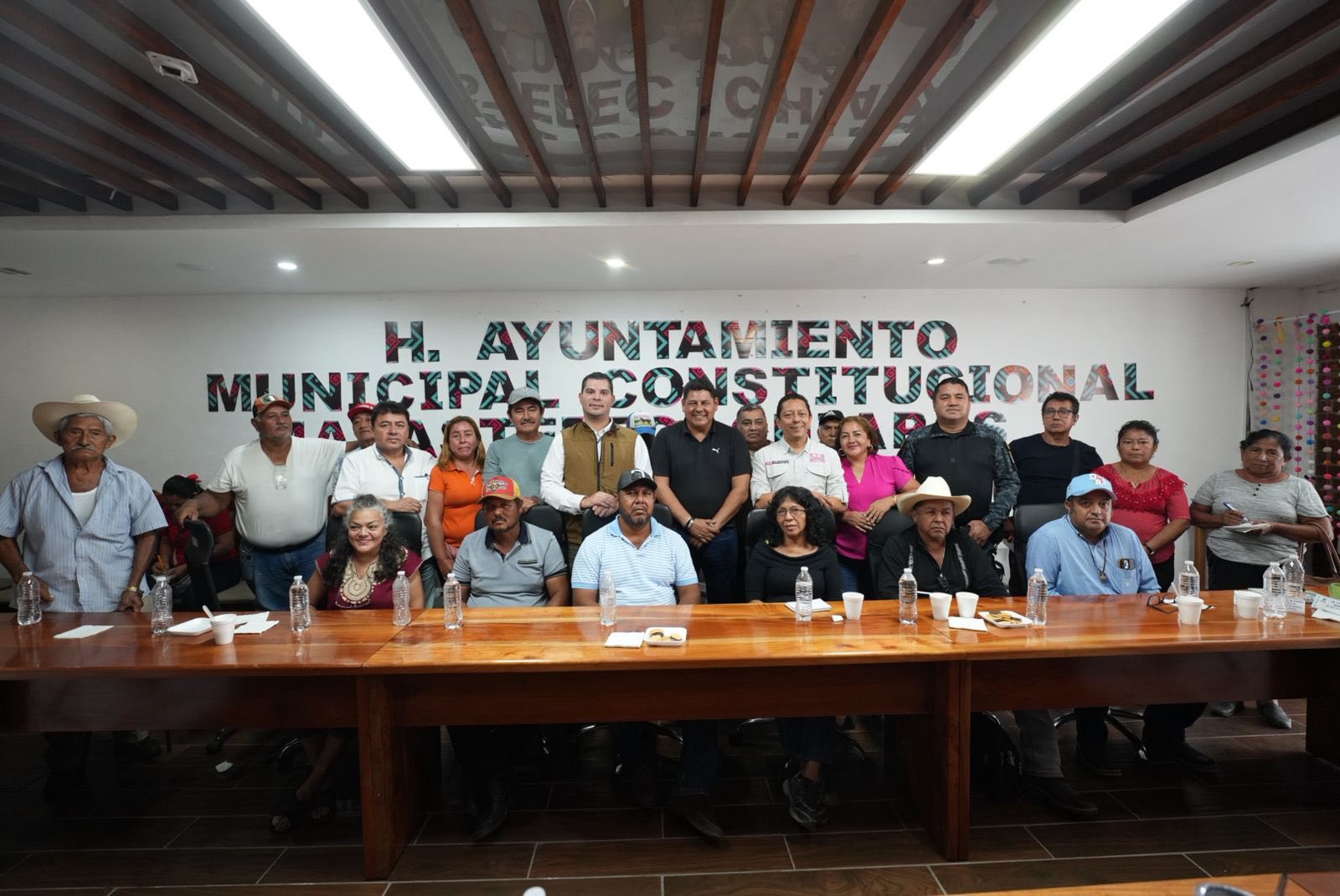 Secretario de Seguridad del Pueblo y Fiscal General del Estado escuchan a sectores productivos de la Costa de Chis.