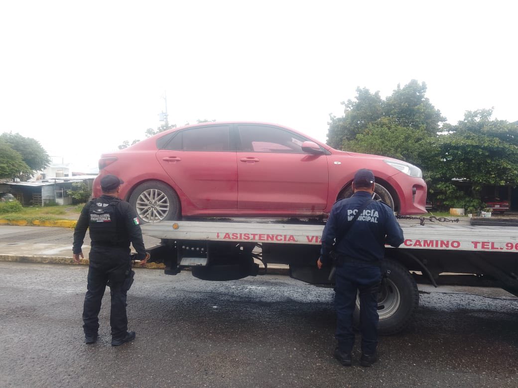 En operativo interinstitucional aseguran vehículo abandonado en Tapachula.