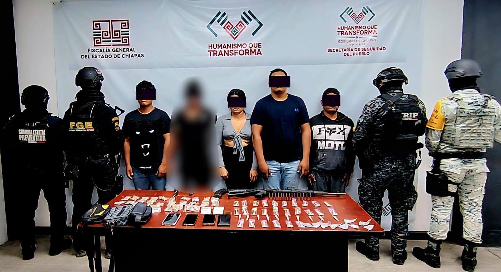 En operativo interinstitucional detienen a cinco personas armadas, con presuntos narcóticos y vehículo con reporte 