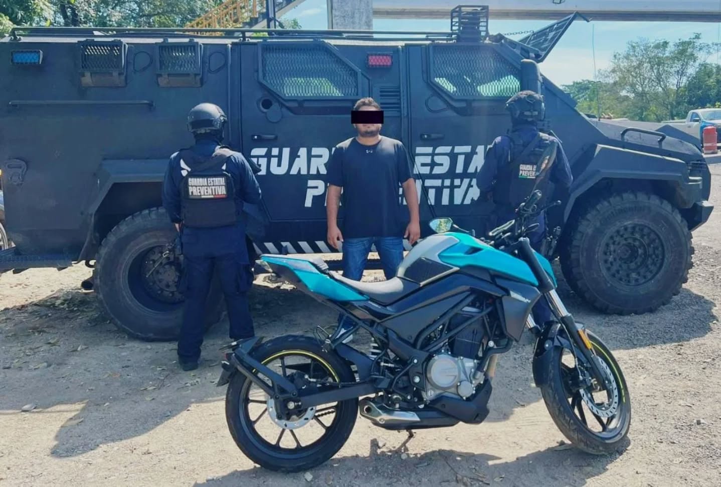 En operativo de seguridad en Villa Comaltitlán detienen a masculino con motocicleta con reporte de robo