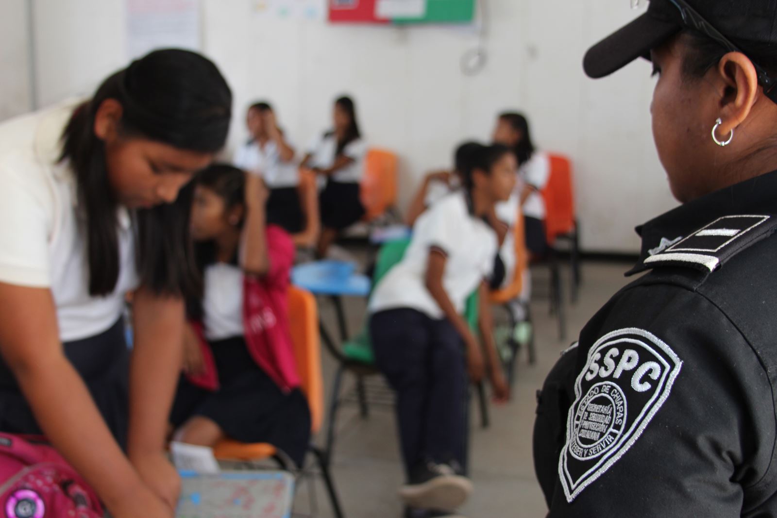 Visitan escuelas de la capital chiapaneca  binomios caninos de la SSP