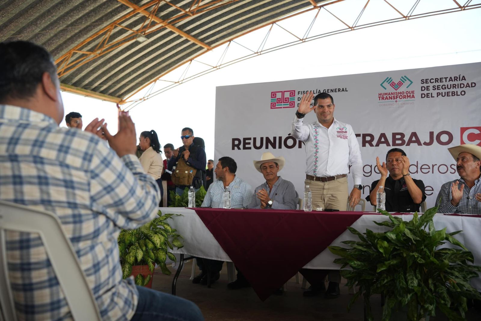 Secretario de Seguridad del Pueblo Y Fiscal General del Estado  se reunen con integrantes del sector ganadero.