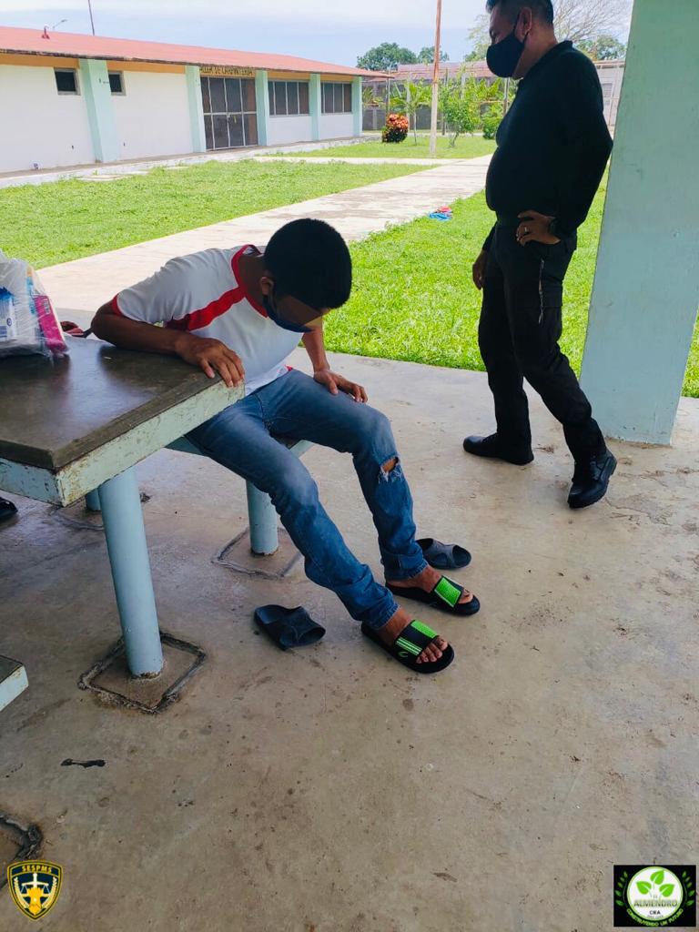 Adolescentes internos reciben donación de calzado