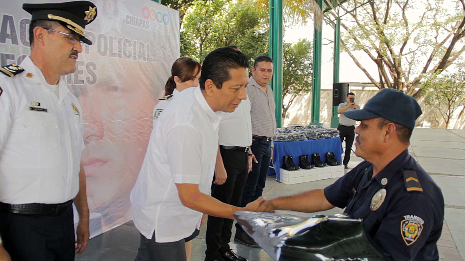 Llaven Abarca entregará cinco mil uniformes a elementos de la SSP